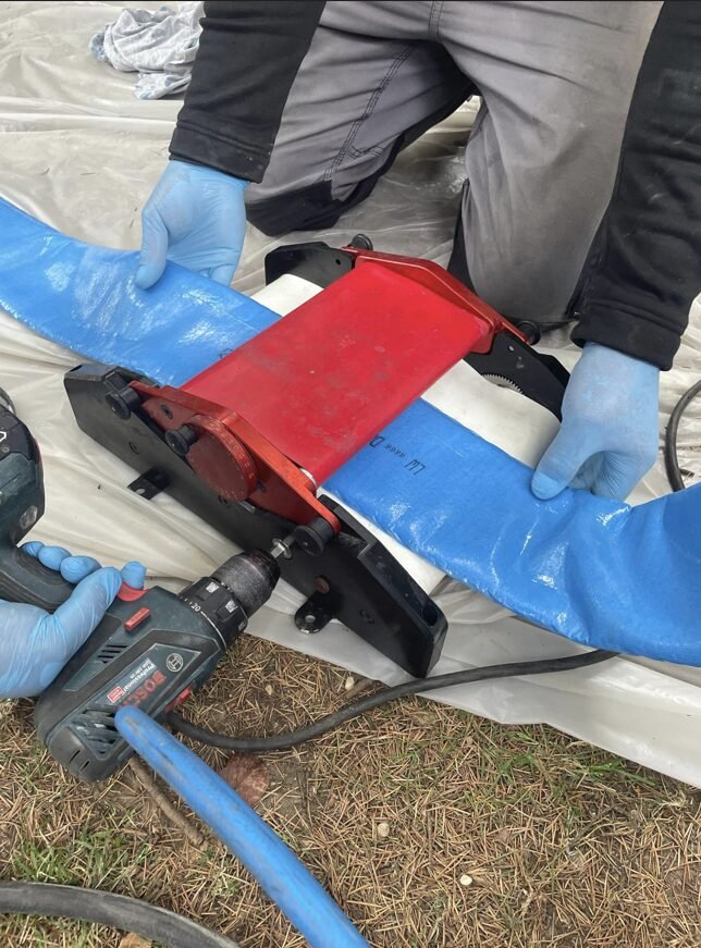 Travaux de chemisage de canalisation avec gaine installée par un technicien en assainissement dans le Val-d’Oise