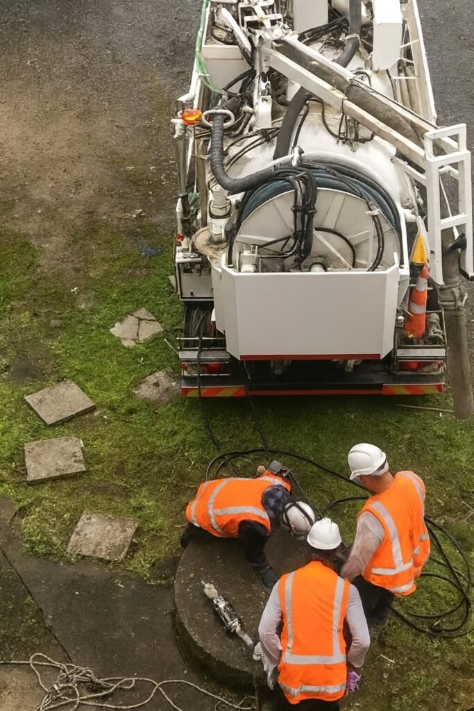Pompage de fosse septique à Arnouville avec camion hydrocureur et techniciens spécialisés – service d’assainissement rapide