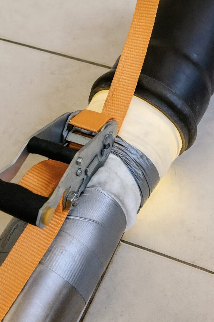 Chemisage de canalisation avec gaine en résine insérée et mise en pression