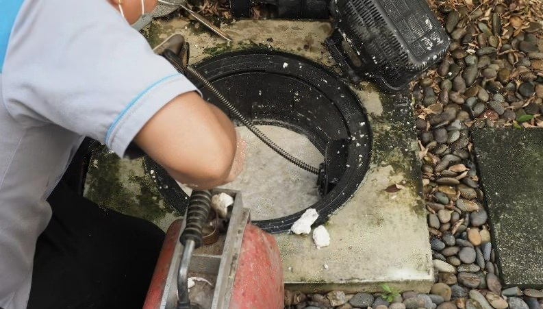 Débouchage canalisation 95 par un technicien professionnel équipé pour un diagnostic et une intervention rapide.