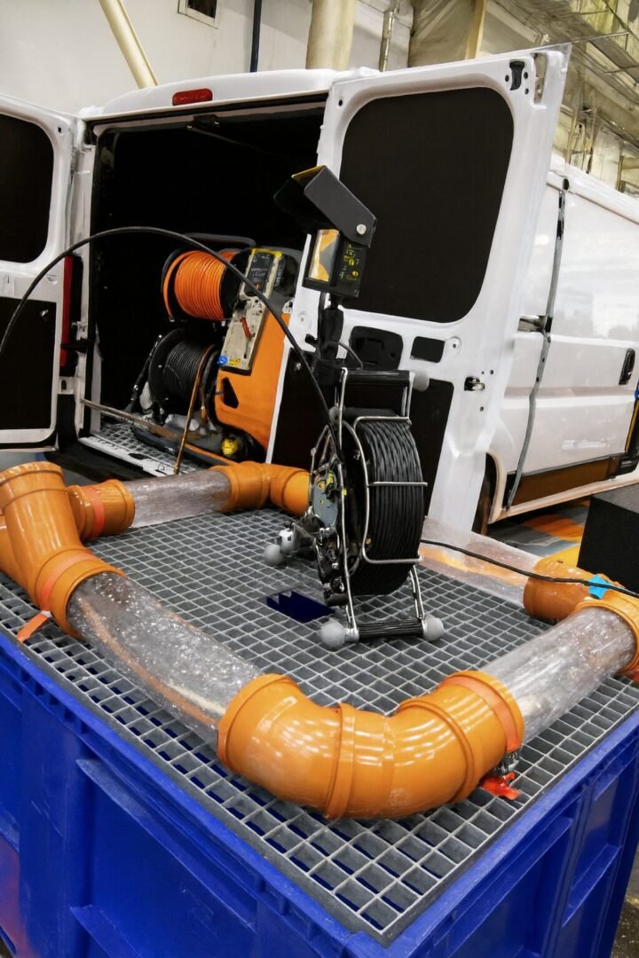 Inspection caméra canalisation 95 avec matériel professionnel installé dans un véhicule