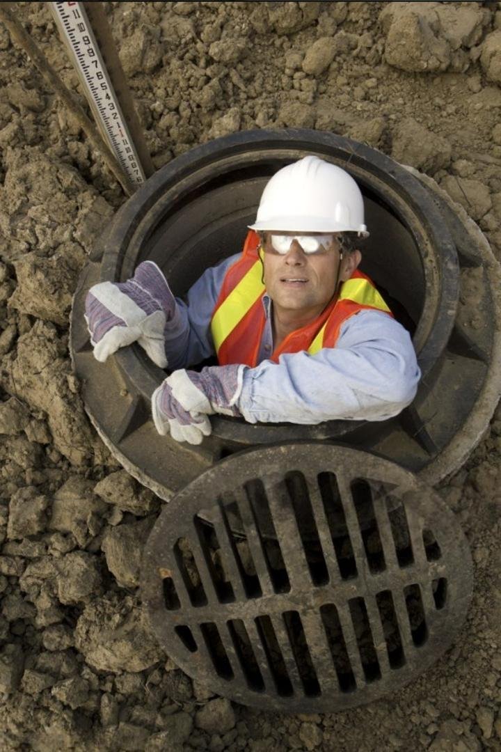 Technicien réalisant l’entretien d’une fosse eaux usées – Val-d’Oise (95)