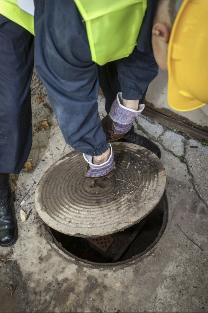Technicien effectuant l’entretien d’une fosse septique dans le Val-d’Oise (95)