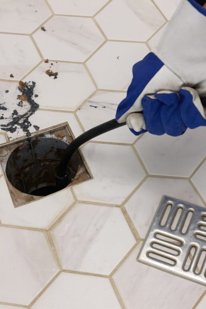 Siphon de sol bouché à déboucher dans une cuisine – Intervention débouchage canalisation Val-d’Oise (95)