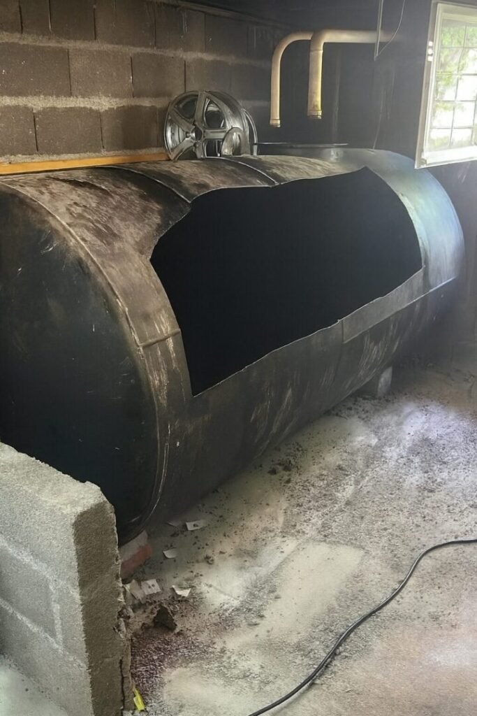 Découpage de cuve à fioul dans le cadre d’un assainissement Pontoise, opération de neutralisation et mise en sécurité avant enlèvement.