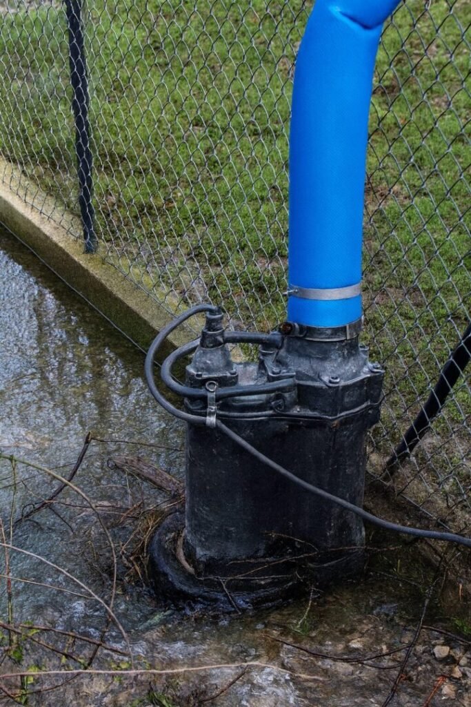 Pompe de relevage installée par un technicien d’assainissement Pontoise, utilisée pour l’évacuation des eaux usées et pluviales.