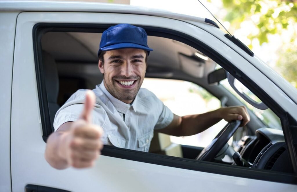 Technicien de l’entreprise d’assainissement Val-d’Oise 95 donnant un signe de confiance – société locale fiable