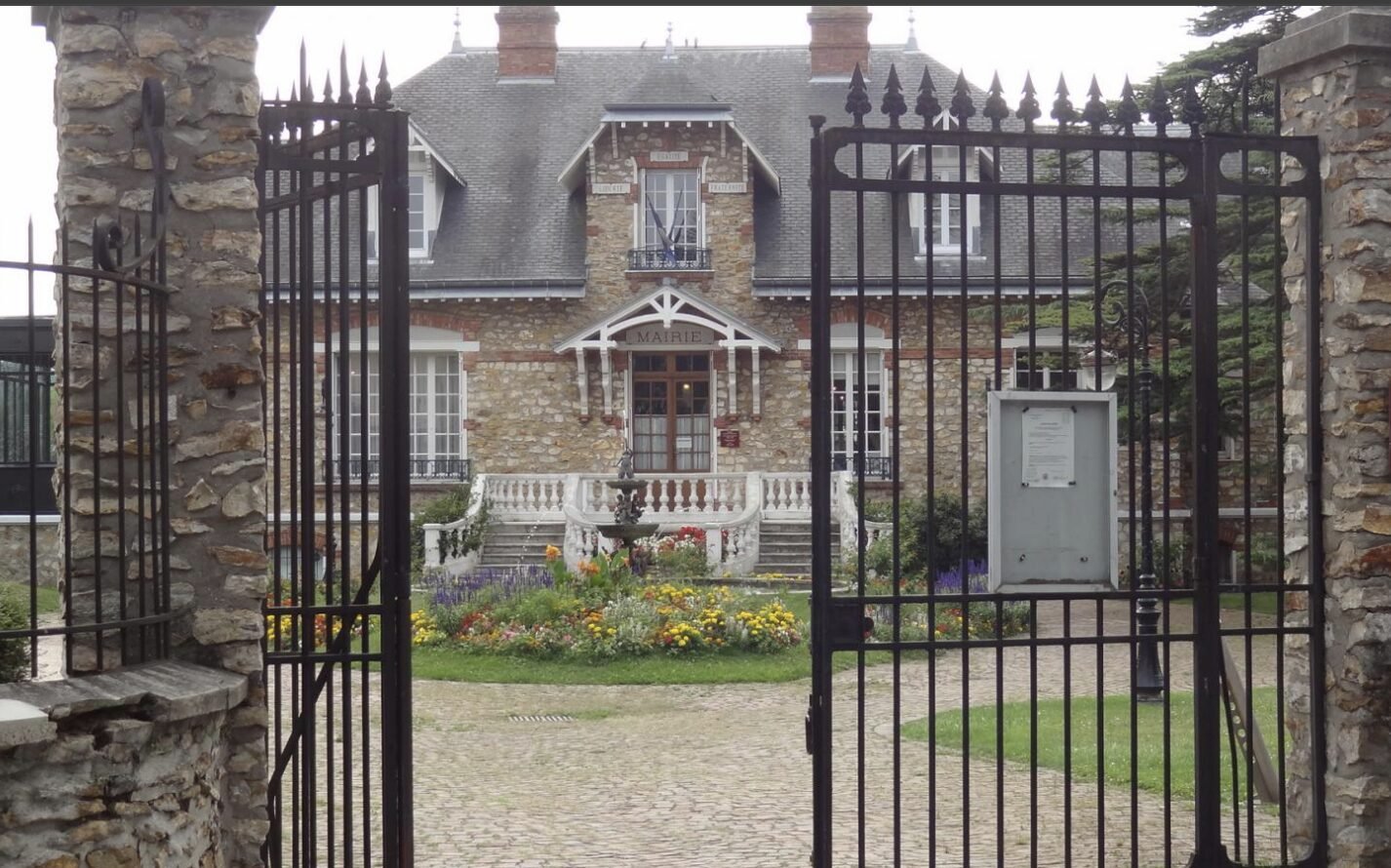 bâtiment mairie Saint-Prix service urbanisme assainissement